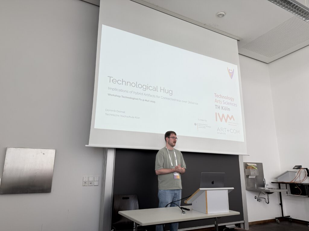 Dominik Deimel hält einen Vortrag zum Position Paper